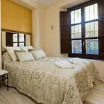 3 Bedrooms Apartment In The Historic Center By The River